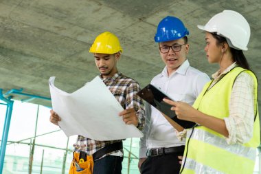 İnşaat alanında takım mimarı ile mühendis planlaması