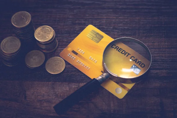 Geschäftsgeldmünzen Mit Karte Und Lupe Auf Holztisch Kreditbüro Und Finanzkreditgenehmigung — Stockfoto