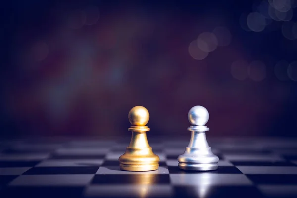 Mão de empresário movendo a figura do rei xadrez de ouro e enermy