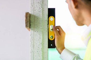 İnşaat müfettişinin elini kapat. Ölçüm seviyesine göre kontrol et.