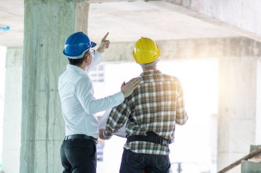 Mühendis ve müfettiş olay yerinde inceleme yapıyor.