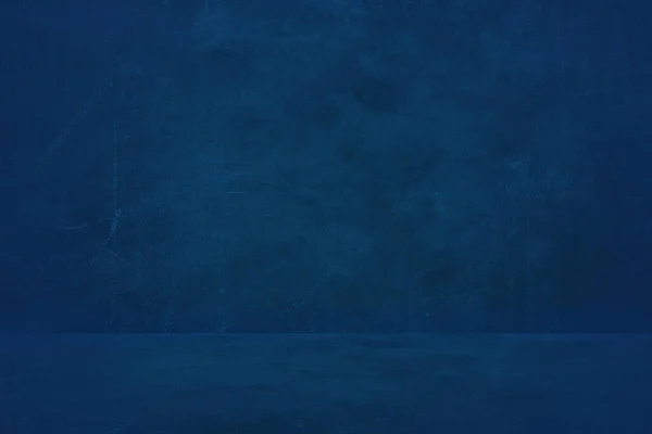 深蓝色水泥墙工作室背景 空陈列室展示产品 — 图库照片