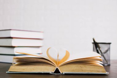 Masada açık kitap, bilgi ve eğitim kavramı 