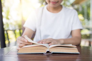Kitabı aç ve masada oku, rahatla ve bilgi kavramı