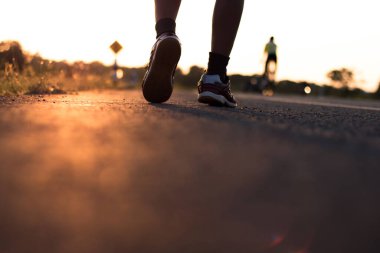 Hedef ve Çaba kavramı, Runner güneş yükselen ile yolda koşmak.