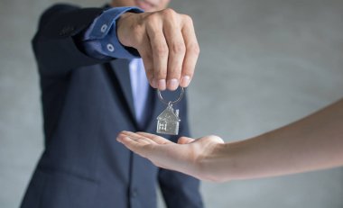 Banka temsilcisi ev anahtarını alıcıya verdi