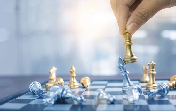 Закройте Руки Играя Шахматы Выиграйте Настольной Игре Стратегии Бизнес Концепции — стоковое фото