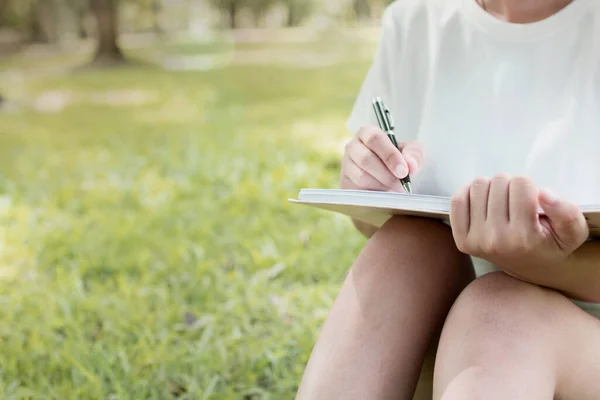 Escritura Mano Mujer Cuaderno Sobre Fondo Verde Naturaleza —  Fotos de Stock