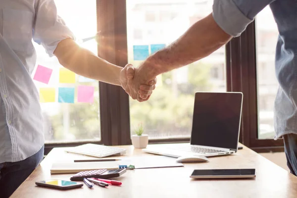 Erfolgreiches Verhandlungs Und Handshake Konzept Zwei Geschäftsleute Schütteln Parthner Die — Stockfoto