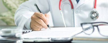 Doktor Coronavirus 'un hasta geçmişini not alıyor.