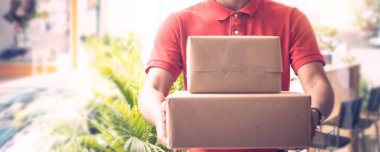 Paket teslimatçısı evdeki müşteri hizmetlerine Corona virüsü ya da covid 19 virüsü taşıdığı için paket gönderiyor. 