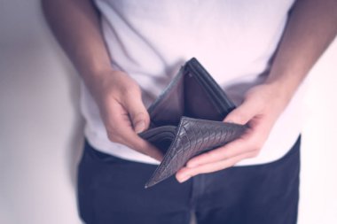 Cüzdanında para yok, cüzdan açık, banknot yok, ekonomik konsept düşük. 