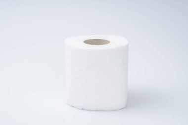 tuvalet kağıdı rulosu beyaz arkaplanda izole edildi