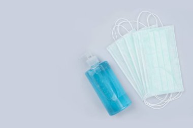 Alkollü maske jöle şişesini sterilize eder beyaz arka planda izole edilmiş Coronavirüsü korur, Corona virüsünü durdurur, covid 19 