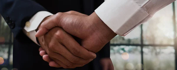 Udane Negocjacje Uścisk Dłoni Dwóch Biznesmenów Uścisk Dłoni Partnerem Świętowania — Zdjęcie stockowe