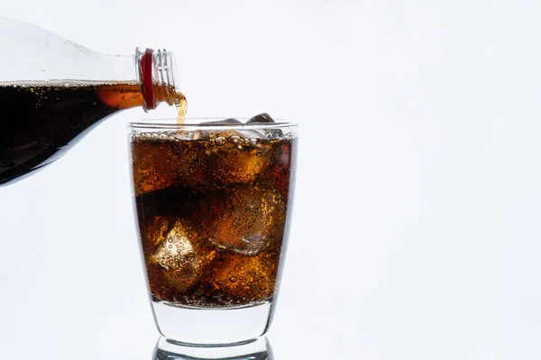 Kaltes Trinken Einschenken Von Limonade Aus Der Flasche Glas Cola — Stockfoto