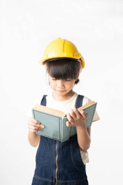 Asyalı kız Taylandlı mühendis olmak istiyor. Kitap okumak istiyor. Mühendis çocuk beyaz arka planda izole edilmiş.