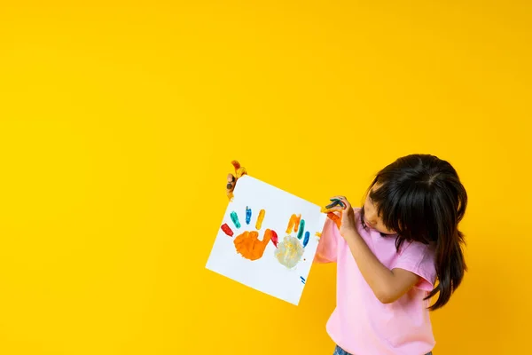 Retrato Menina Asiática Com Arte Criança Tailandesa Mostrar Papel Pintura — Fotografia de Stock