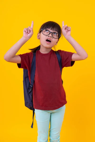 Retrato Jovem Estudante Asiática Apontando Para Cima Espaço Cópia Muito — Fotografia de Stock