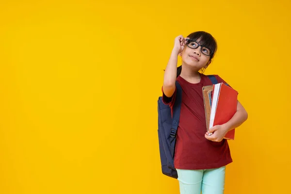 Retrato Estudante Asiático Segurando Livro Com Óculos Olhando Para Cima — Fotografia de Stock
