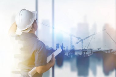 akıllı şehir ve yüksek inşaat geliştirme konsepti, çifte maruziyet mühendisi miğfere dokunuyor şehir için ileriye bakıyor