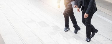 danışmanlık ve takım planlama, finansal işbirliği konsepti, takım elbiseli bir grup iş adamı ofise gidiyor, beyin fırtınası yapıyor ve büyük proje hakkında konuşuyor.  