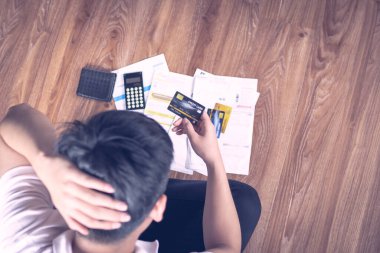 İflas edip kredi kartı konseptinden borçlanacaksın. Başarısız ve yorgun iş adamı Fatura 'yı internetten alışveriş yapmaktan ve hayatla ilgili sorunlar yaşamaktan alıkoyacak.