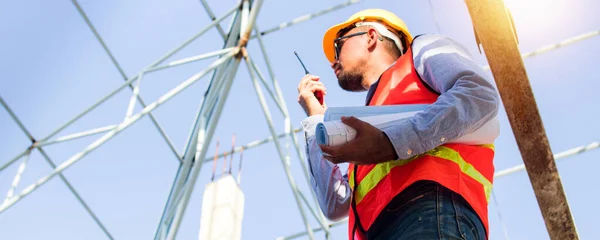 Ingenjör Eller Inspektör Som Kontrollerar Arbetet Byggarbetsplatsen — Stockfoto