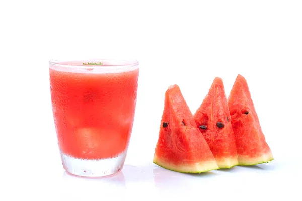 Vattenmelon Juice Med Skiva Bit Trä Bricka Och Isolerad Vit — Stockfoto