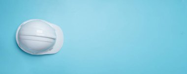 Mavi arkaplanda beyaz yapı ve koruma başlığı 