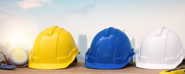 Helm Tafel Met Stadsachtergrond Bescherming Aanbouw — Stockfoto