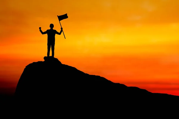 Éxito Silueta Del Hombre Negocios Con Bandera Ganadora Montaña Líder — Foto de Stock