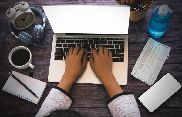 目标和指标在家工作的概念 女用手在桌上打字的头像 笔记本电脑和电话 文本复制空间 — 图库照片