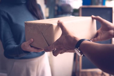 Paket teslimatçısı evdeki müşteri hizmetlerine Corona virüsü ya da covid 19 virüsü taşıdığı için paket gönderiyor.