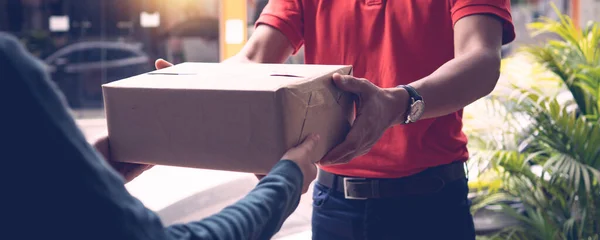 Paket teslimatçısı evdeki müşteri hizmetlerine Corona virüsü ya da covid 19 virüsü taşıdığı için paket gönderiyor.