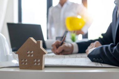 Ev alıcısı, temsilci veya komisyoncuyla kağıt üzerinde sözleşme imzalamaktadır, konsept sigorta ya da ev ticareti, emlak konsepti olarak