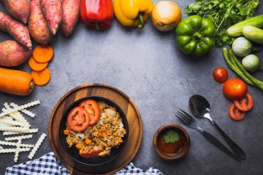 Kızarmış pirinç, doğal beslenme ve koyu çimento zemin zemininde taze sebzeler, temiz yeme konsepti ve menü için sağlıklı bir yemek.