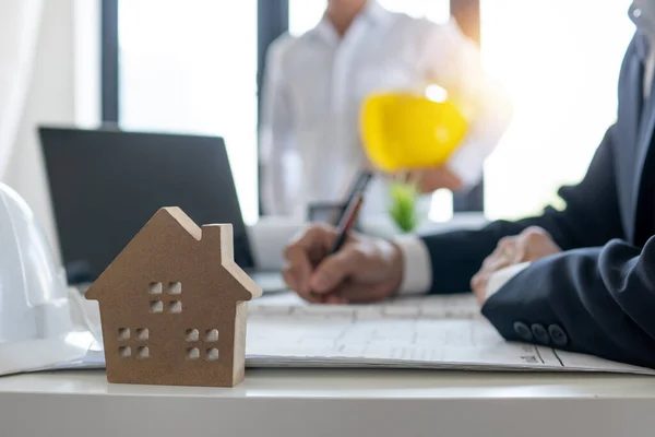 Acheteur Une Maison Sont Signer Contrat Sur Feuille Avec Agent — Photo