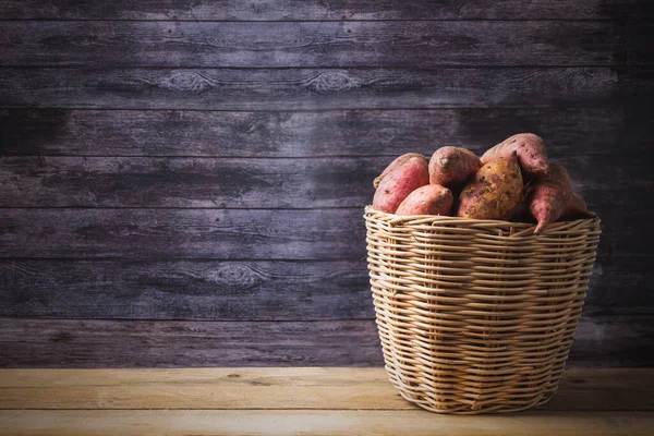 Rote Süßkartoffeln Korb Rohkost Display Auf Holztischhintergrund Mit Kopierraum — Stockfoto