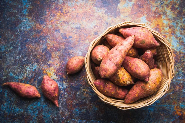 Rote Süßkartoffeln Korb Flaches Rohkost Display Auf Grunge Metallhintergrund Mit — Stockfoto