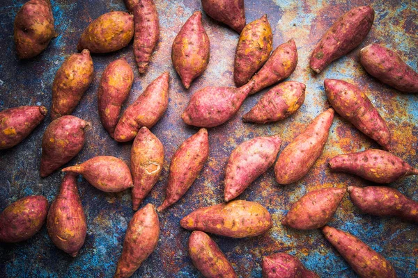 Top View Rode Zoete Aardappelen Raw Food Weergave Grunge Metalen — Stockfoto