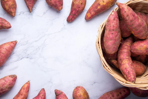 Rote Süßkartoffeln Korb Flaches Rohkost Display Auf Weißem Marmorhintergrund Mit — Stockfoto