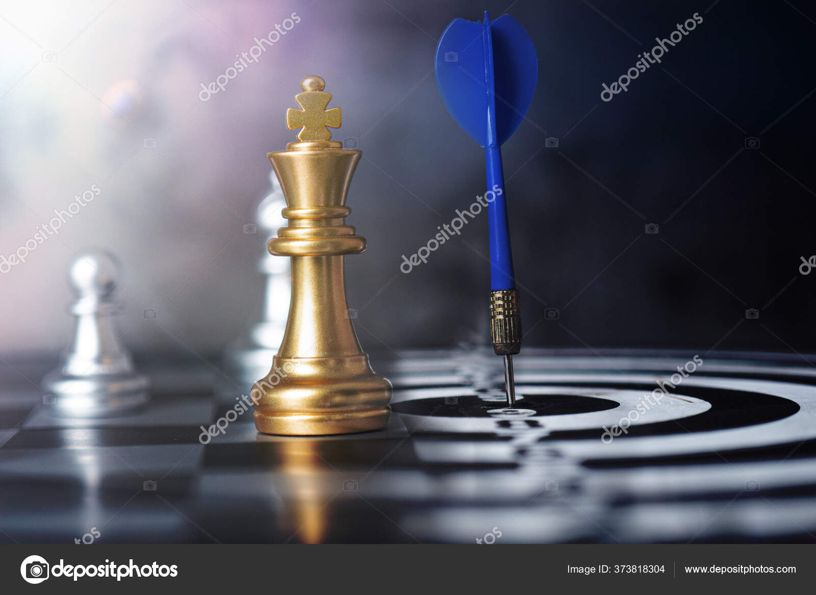 mão de empresário movendo a figura do rei de xadrez de ouro e