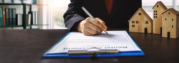 부동산 부동산 소유자 사무실 계약서에 구매자의 서명되어 — 스톡 사진
