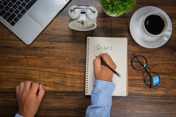 Hombre Negocios Escribir Metas Objetivos Trabajo Éxito Cuaderno Memoria Vista — Foto de Stock