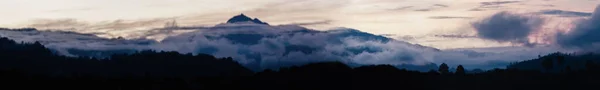 Paisagem Montanha Céu Pôr Sol Com Silhueta Colina Árvore Horizontal — Fotografia de Stock