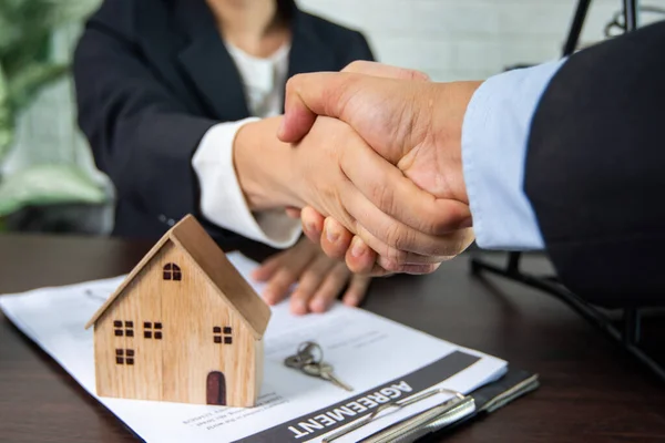 Beni Immobili Stretta Mano Firmare Concetto Contratto Venditore Acquirente Casa — Foto Stock