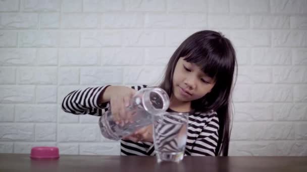 Agua Potable Para Niñas Bebida Tailandesa Sala Cocina Fuerte Saludable — Vídeo de stock