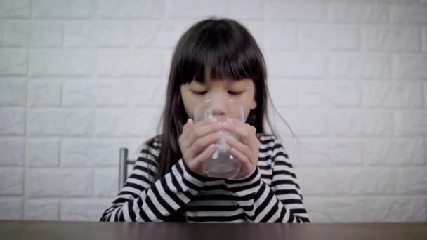 Молодая Азиатская Девушка Пила Молоко Тайский Малыш Водил Пил Напиток — стоковое видео