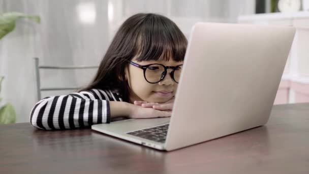 Asien Flicka Surfa Internet Nätet Med Bärbar Dator Thai Kid — Stockvideo